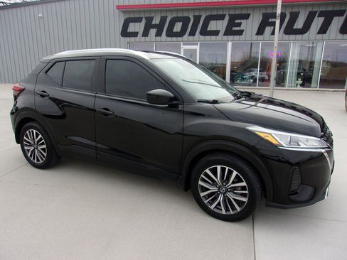 Used 2021 Nissan Kicks SV image 2