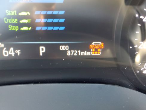 Used 2025 Toyota Sienna XLE image 3