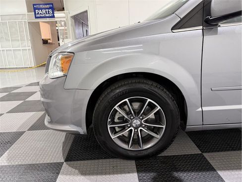 Used 2017 Dodge Grand Caravan SXT image 10