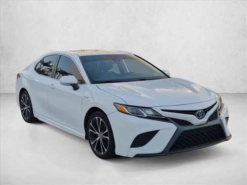 Used 2020 Toyota Camry SE w/ Sunroof Package FWD image 3