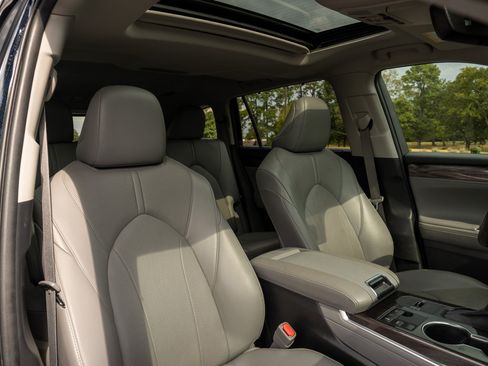 Used 2023 Toyota Highlander Limited FWD image 22