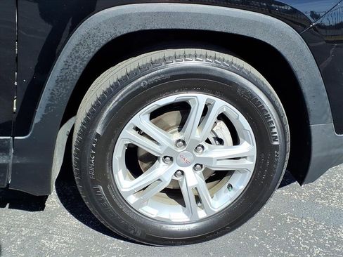 Used 2022 GMC Terrain SLE w/ Driver Convenience Package image 11