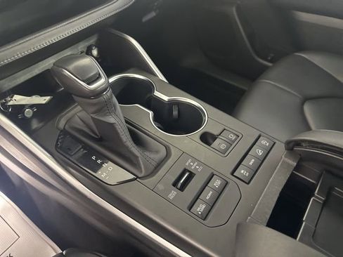 Used 2020 Toyota Highlander XLE AWD/4WD image 16