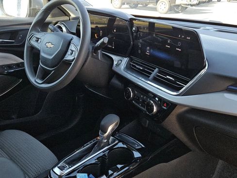 Used 2025 Chevrolet Trax LT image 27