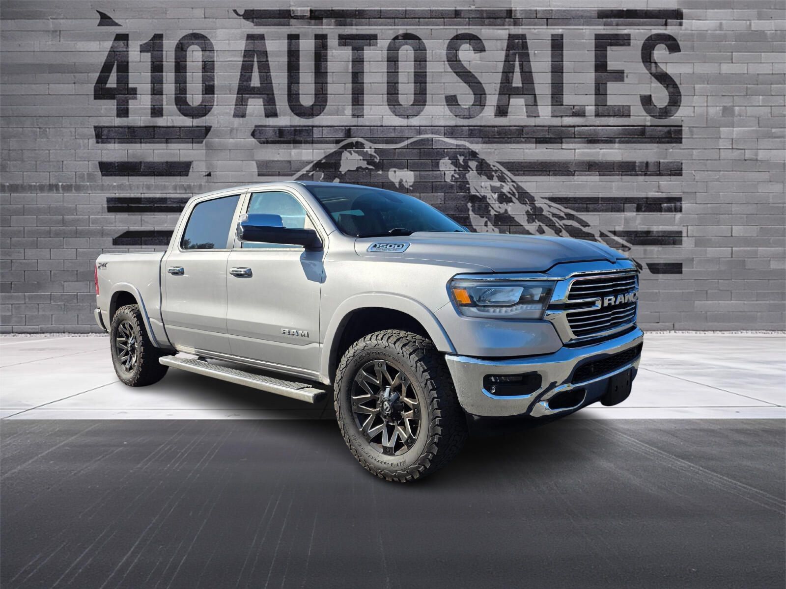 Used 2019 RAM 1500 Laramie AWD/4WD image 1