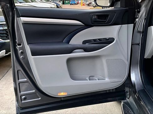 Used 2017 Toyota Highlander LE image 20