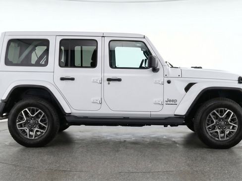 Used 2025 Jeep Wrangler Sahara image 11