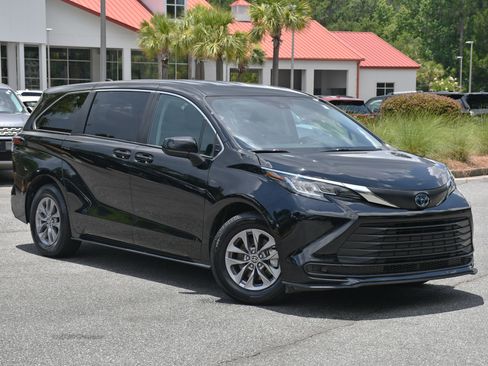 Used 2023 Toyota Sienna LE image 6