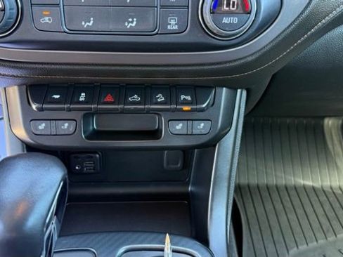 Used 2022 GMC Canyon AT4 image 22