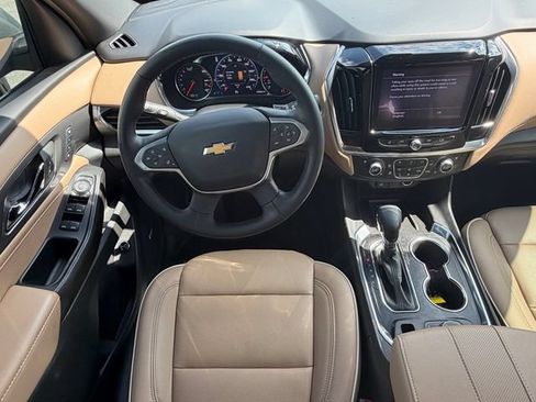 Used 2023 Chevrolet Traverse Premier FWD image 17
