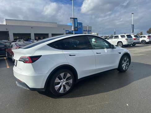 Used 2021 Tesla Model Y Long Range image 3
