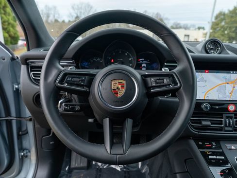 Certified 2025 Porsche Macan image 23