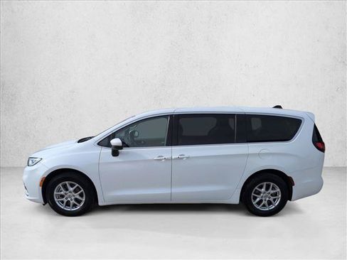 Used 2023 Chrysler Pacifica Touring-L FWD image 8