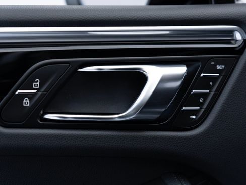 Certified 2025 Porsche Macan image 21