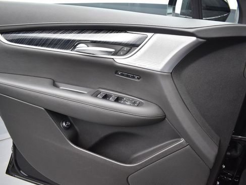 Used 2024 Cadillac XT6 Premium Luxury w/ Technology Package image 11