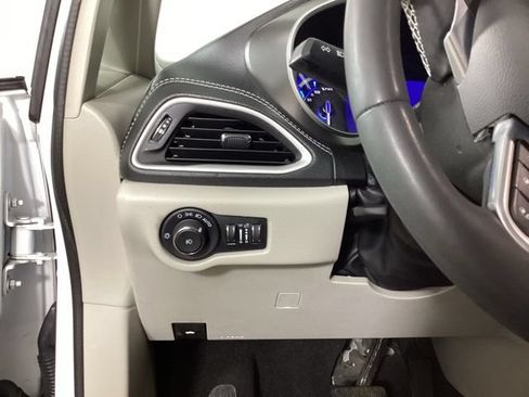 Used 2024 Chrysler Pacifica Limited FWD image 12