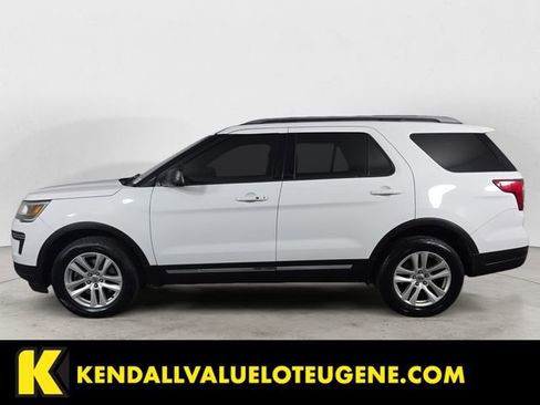 Used 2018 Ford Explorer XLT image 2