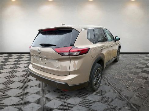 Used 2024 Nissan Rogue SV image 4