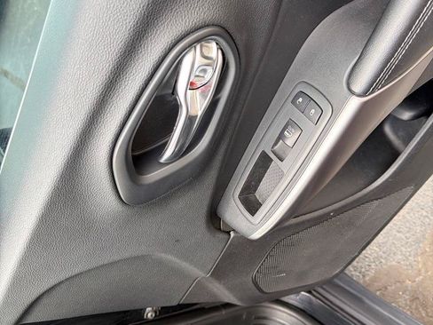 Used 2019 Jeep Cherokee Latitude Plus FWD image 18