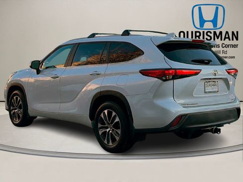 Used 2023 Toyota Highlander XLE image 3