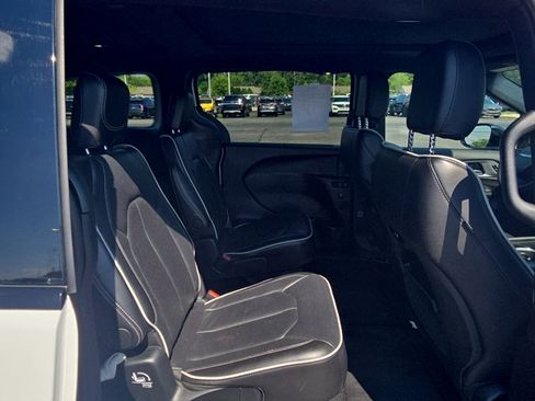 Used 2025 Chrysler Pacifica Limited FWD image 22