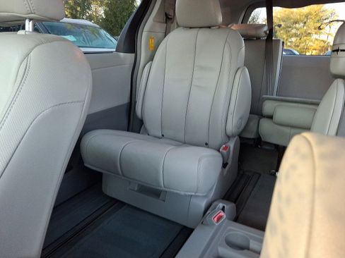 Used 2014 Toyota Sienna XLE w/ Entertainment Package image 18