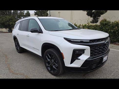 Used 2024 Chevrolet Traverse RS FWD image 2