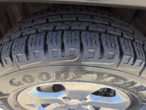 Used 2013 Jeep Grand Cherokee Overland AWD/4WD image 28