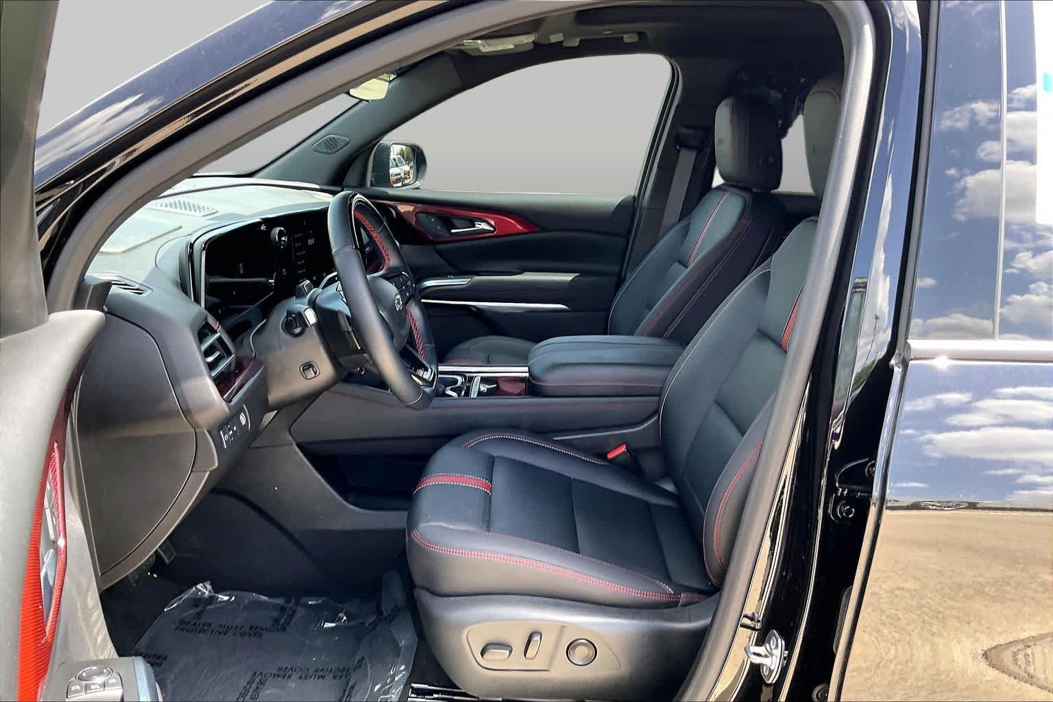 Used 2024 Chevrolet Traverse RS FWD image 8