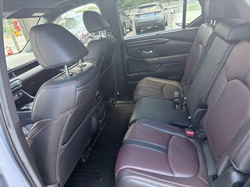 Used 2025 Honda Pilot Black Edition image 16
