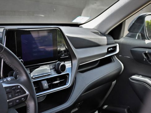 Used 2024 Toyota Highlander LE image 14