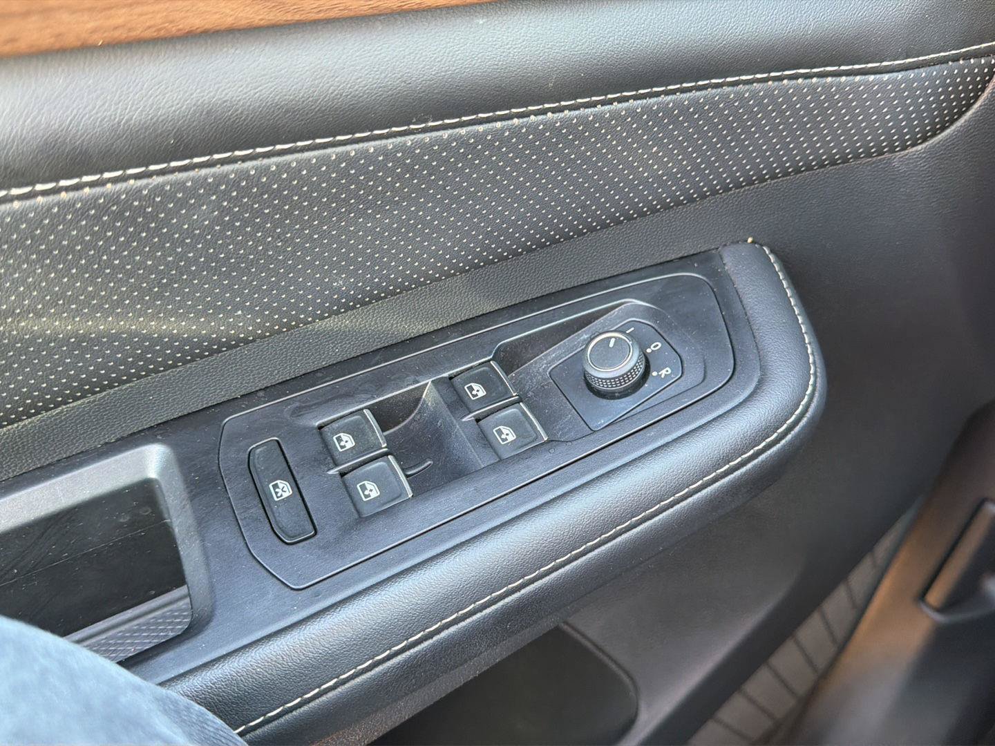 Used 2024 Volkswagen Atlas SE FWD image 21