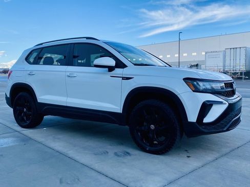 Used 2023 Volkswagen Taos SE image 3