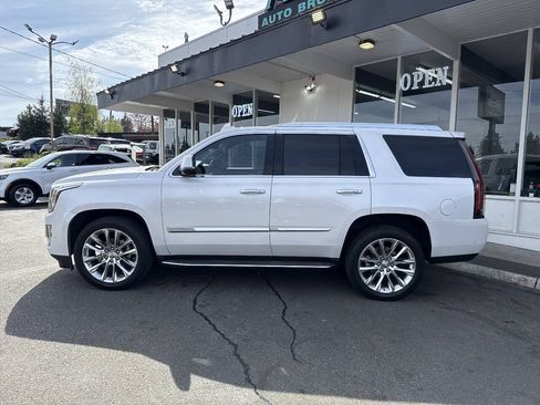 Used 2018 Cadillac Escalade Luxury AWD/4WD image 3