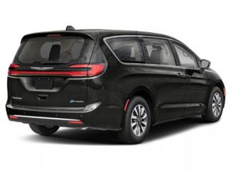 Used 2024 Chrysler Pacifica Premium video 2