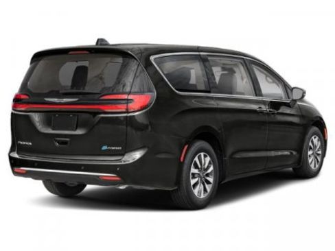 Used 2024 Chrysler Pacifica Premium image 2