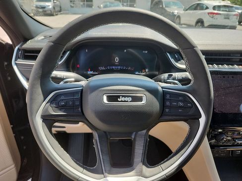 Used 2023 Jeep Grand Cherokee Limited w/ Luxury Tech Group II AWD/4WD image 15