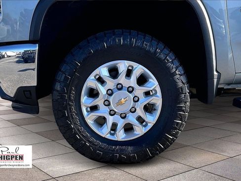 Used 2024 Chevrolet Silverado 2500 LTZ w/ LTZ Convenience Package image 9