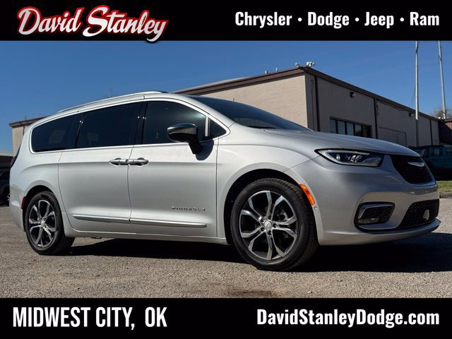 Used 2026 Chrysler Pacifica Pinnacle FWD image 1