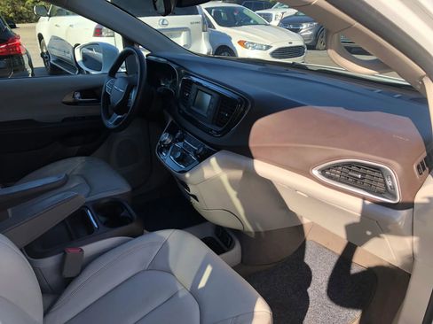 Used 2017 Chrysler Pacifica Touring-L image 23
