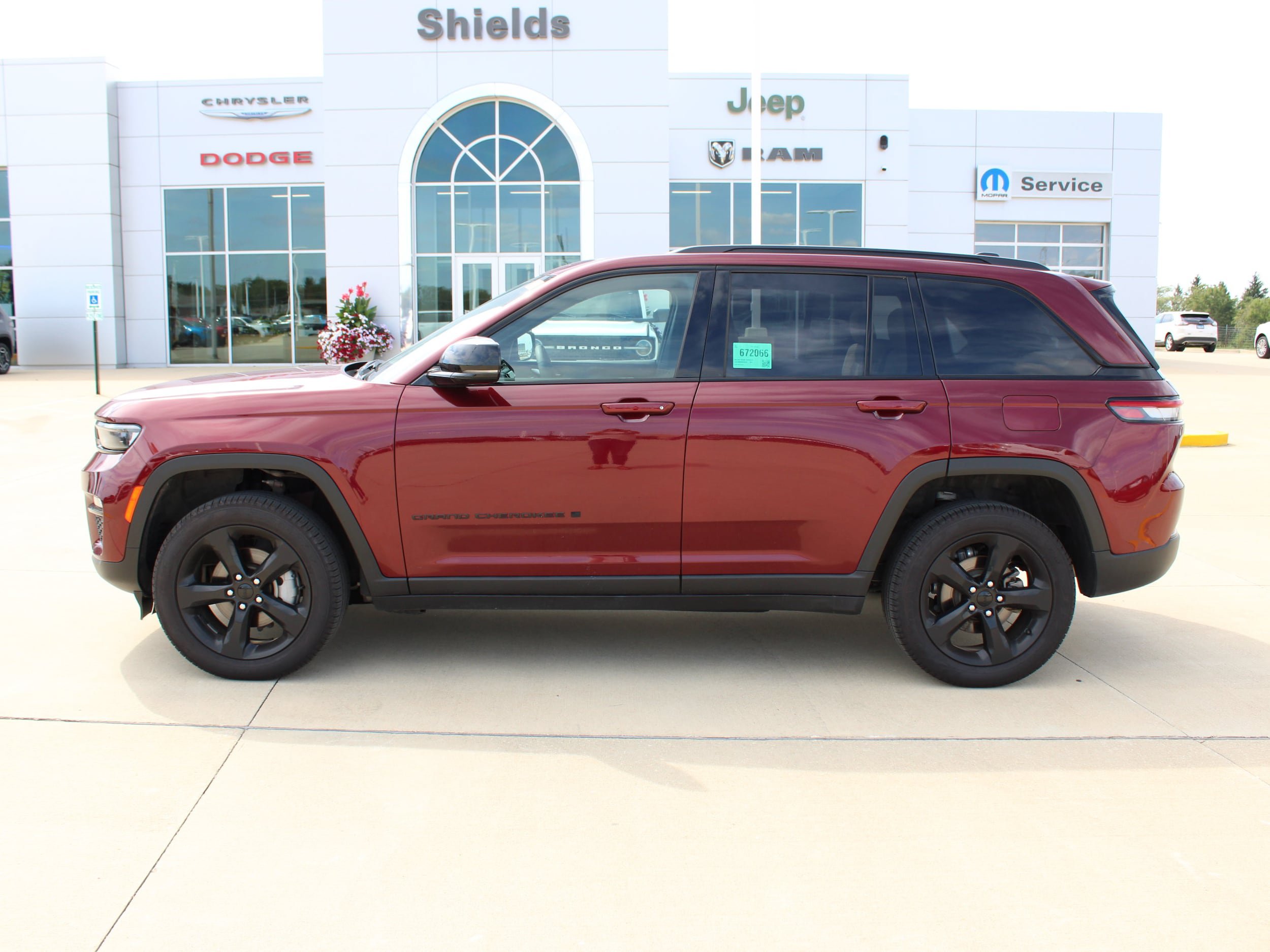 Used 2025 Jeep Grand Cherokee Limited w/ Black Appearance Package AWD/4WD image 3