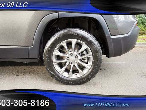 Used 2019 Jeep Cherokee Latitude Plus w/ Cold Weather Group AWD/4WD image 35