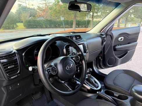Used 2018 Kia Soul + image 12
