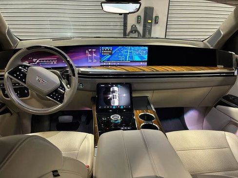 Certified 2025 Cadillac Escalade ESV Sport Platinum w/ LPO, Floor Liner Package AWD/4WD image 12