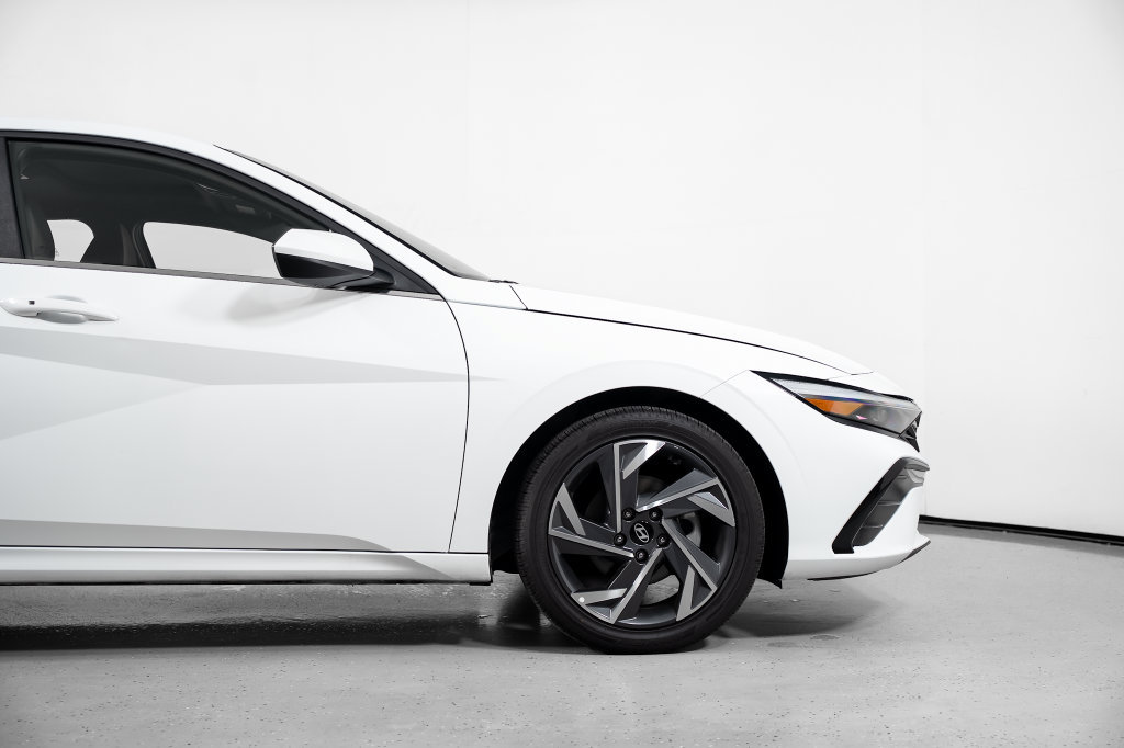 Certified 2025 Hyundai Elantra SEL FWD image 4