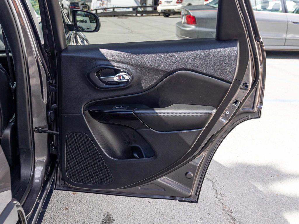 Used 2021 Jeep Cherokee Latitude Plus AWD/4WD image 15