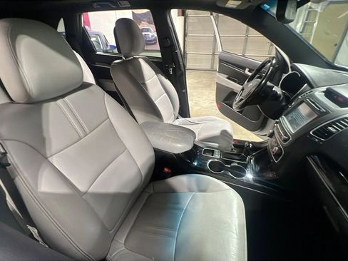 Used 2015 Kia Sorento SX image 9