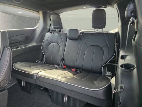 New 2026 Chrysler Pacifica Limited image 7