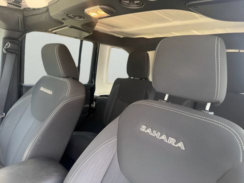 Used 2016 Jeep Wrangler Unlimited Sahara w/ Connectivity Group AWD/4WD image 12