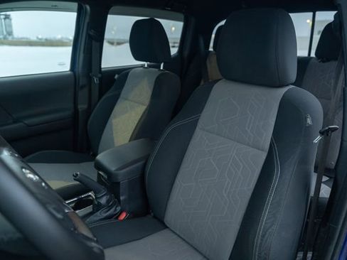 Used 2022 Toyota Tacoma TRD Off-Road image 15